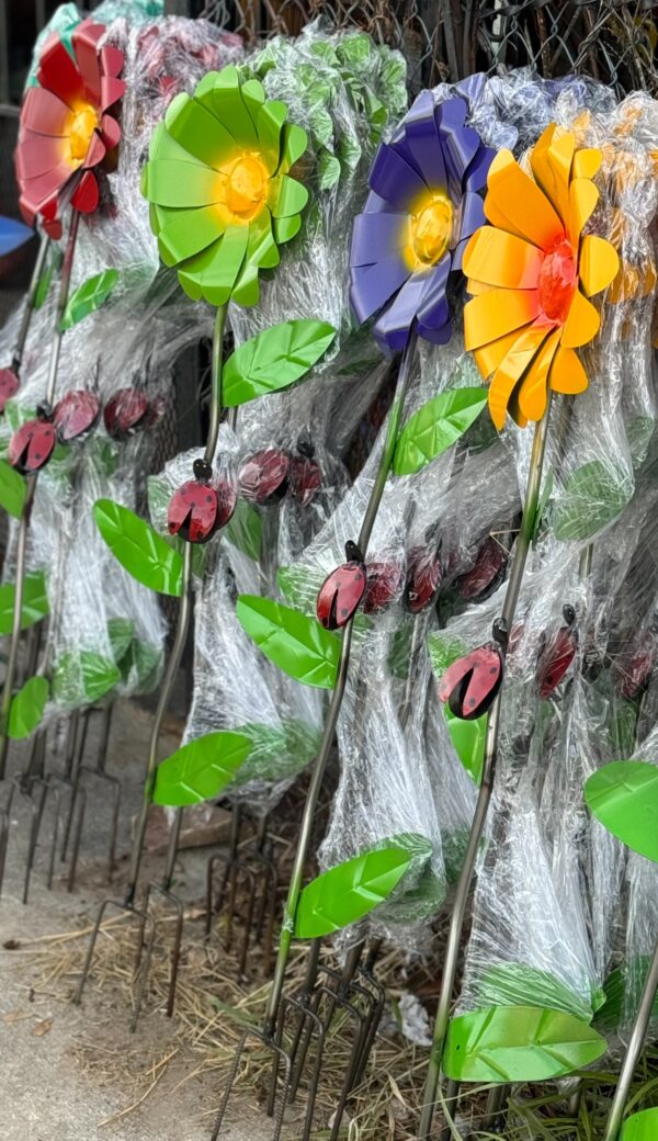 Daisy Flower Stake - Image 3