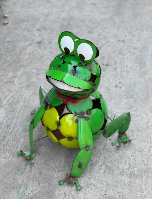 Sitting frog (circles style)