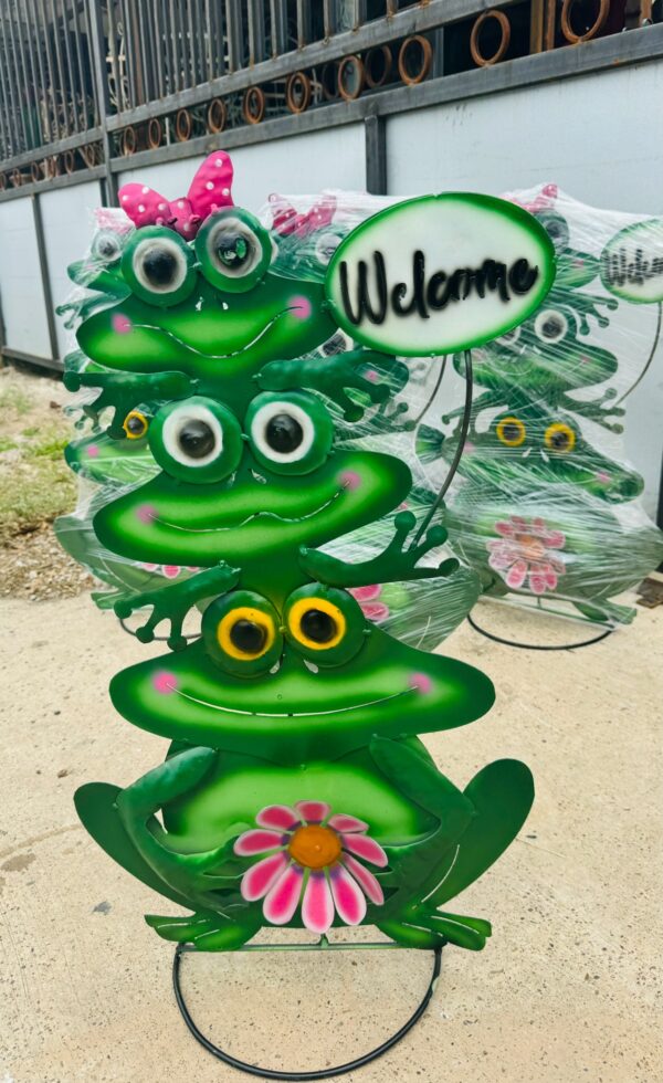 Family of 3 frogs