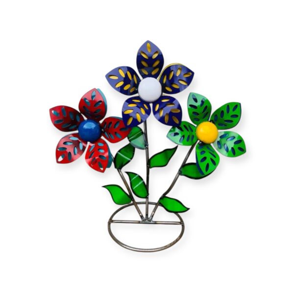 TRIPLE LAZER CUT FLOWERS WITH DARK GREEN LEAFS. RING BASE.