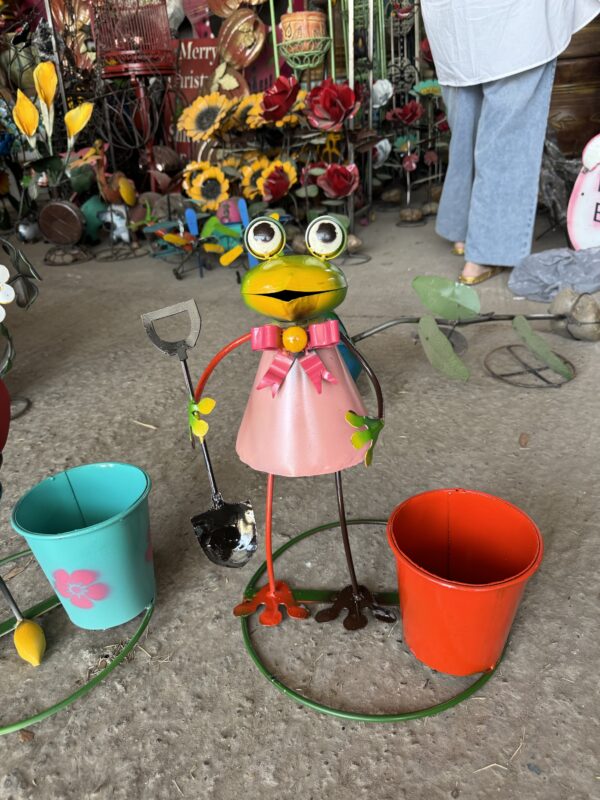Frog with shovel & bucket - Image 2
