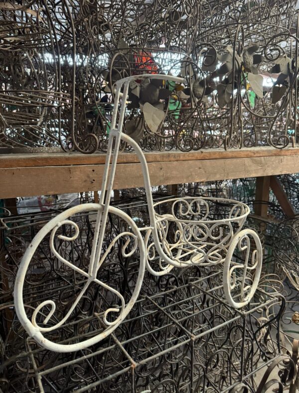 Round bowl trike planter