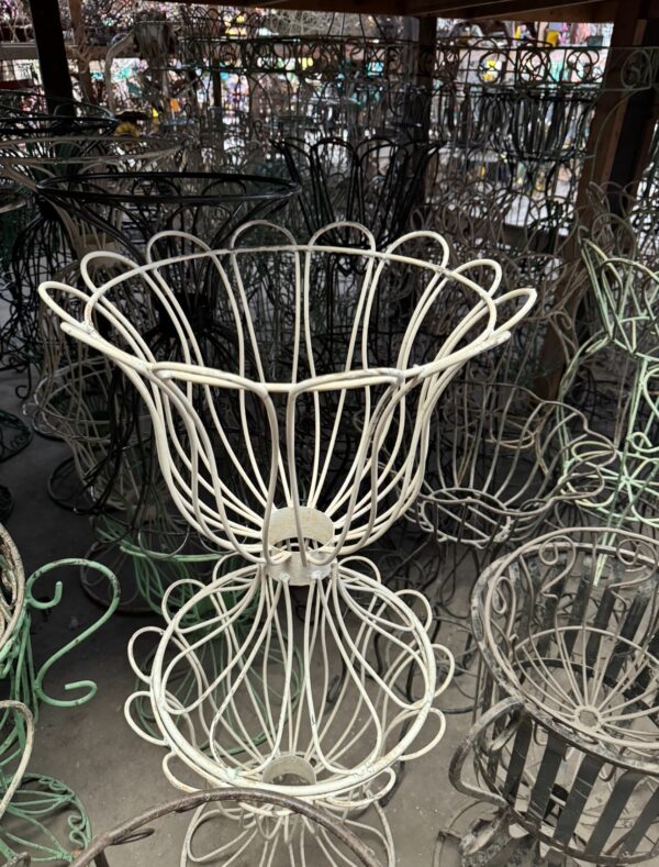 Tulip urn planter - Image 3
