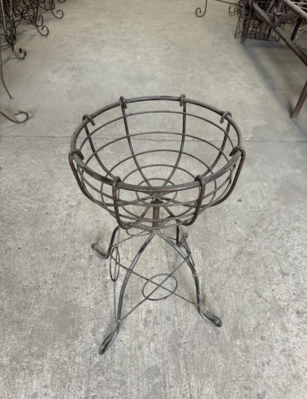 Round swivel planter