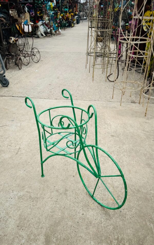 Round wheelbarrow trike planter