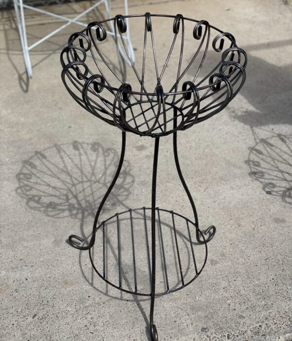 Ruffle planter with shelf
