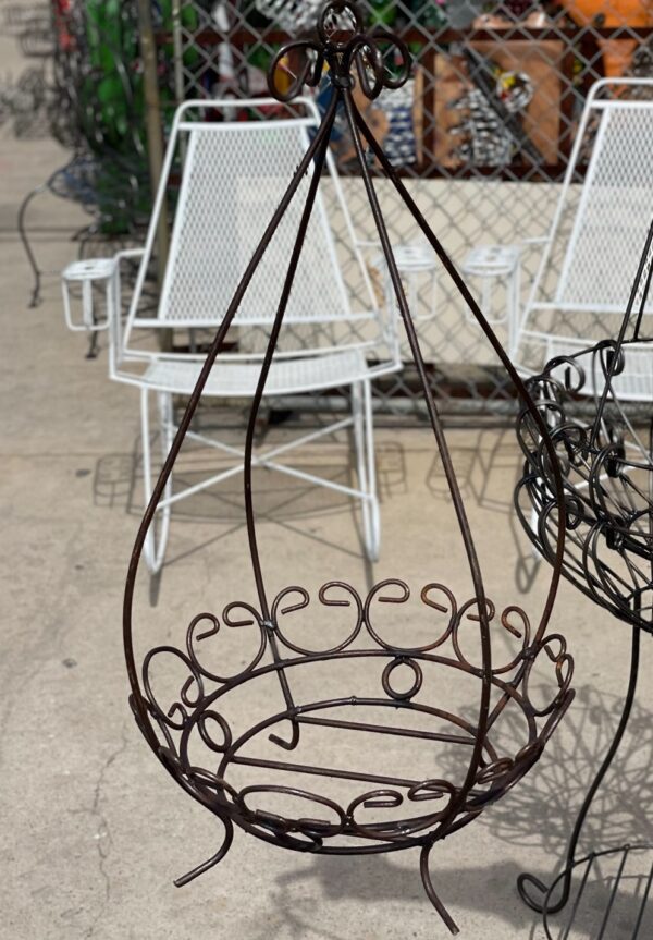 Hanging croll basket