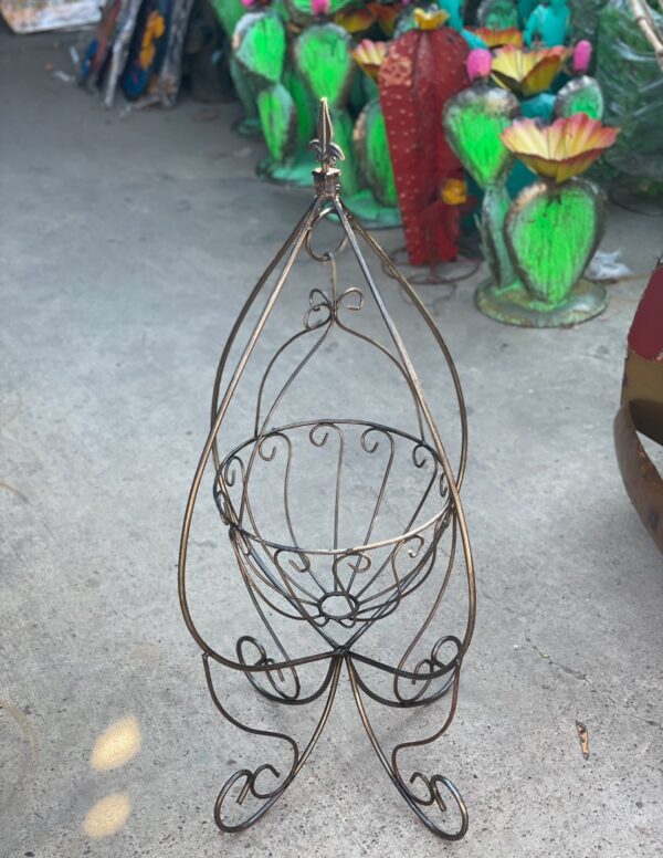 Egg swing planter