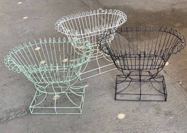 Short oval curly planter. (Rectangle base)