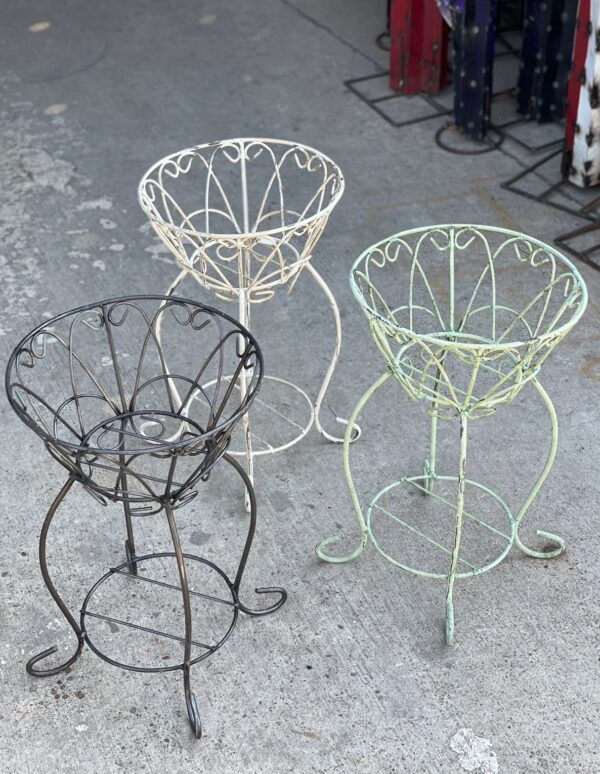 Wing planter with base